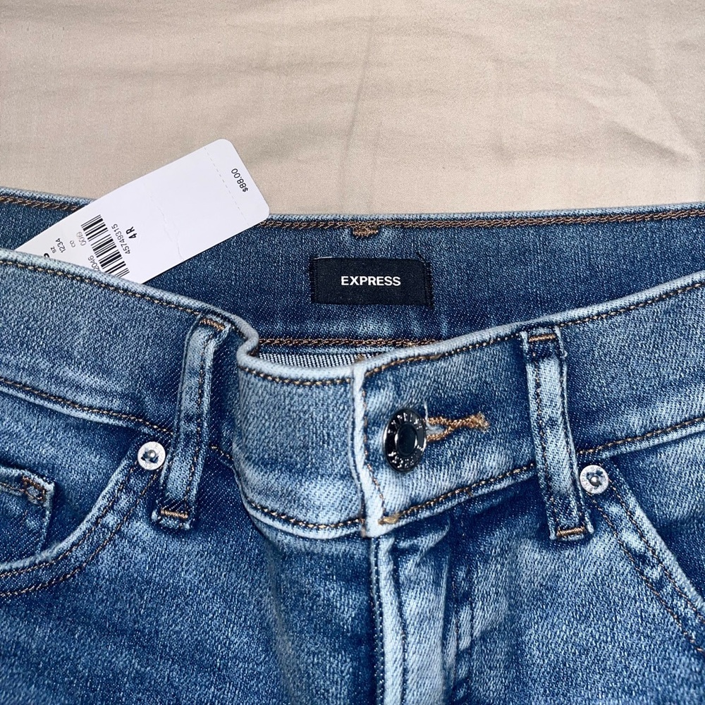 NWT Express 70s Flare Mid Rise Women Jeans
Blue
Sz 4R
